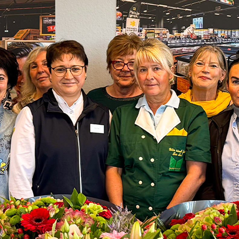Zwei von 18 Mitarbeiterinnen des E center Warnow Parks, die 30 Jahre Jubiläum feiern.