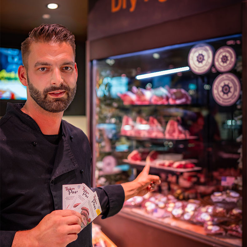 Steven Streu vor der Fleischerei im E center Warnow Park.