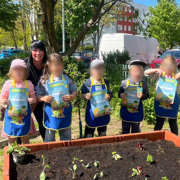 Julia Zimmermann vom E center Warnow Park bei Gemüsebeete für Kids.