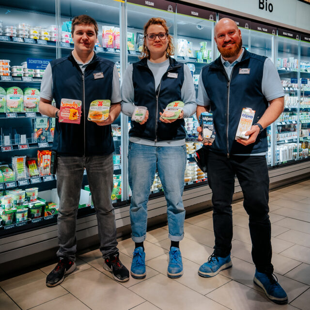 Mitarbeiter des E center Warnow Park präsentieren veganes Sortiment.