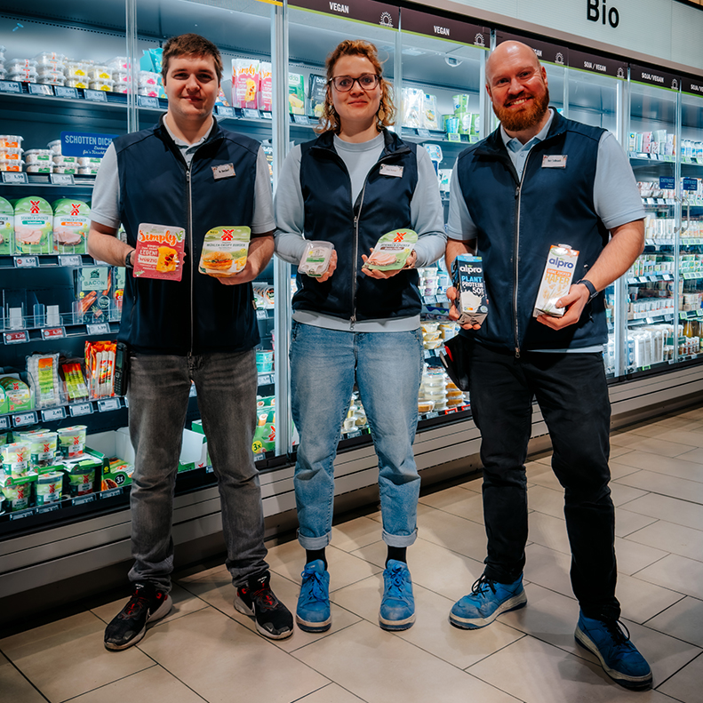 Mitarbeiter des E center Warnow Park präsentieren veganes Sortiment.