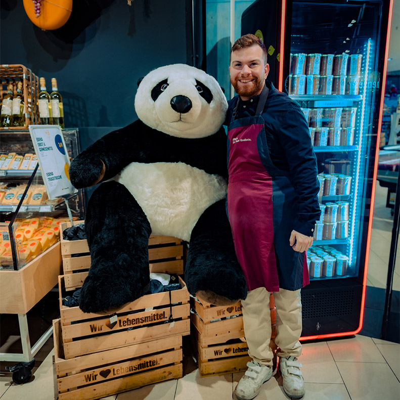 Mitarbeiter aus dem E center Warnow Park mit dem WWF Panda.