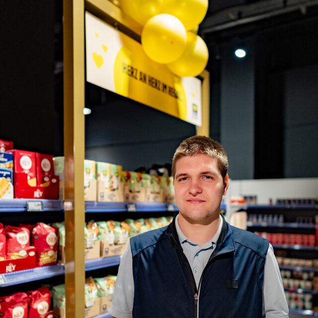 Goldene Rahmen als Orientierung für EDEKA Herzstücke im E center Warnow Park.