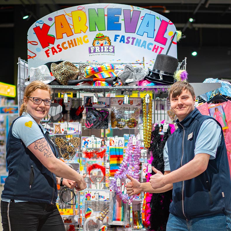 Personal des E center Warnow Park präsentiert Fasching Sortiment.