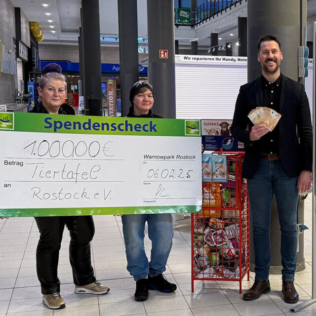 Stephan Cunäus übergibt 1.000 € an die Tiertafel Rostock.