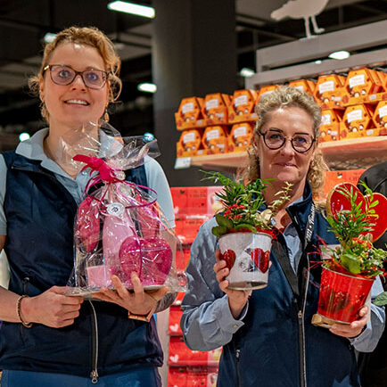 Drei Mitarbeiterinnen des E center Warnow Parks präsentieren Geschenke für den Weltfrauentag.