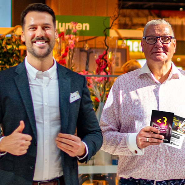 Geschäftsführer des E center Warnow Parks Stephan Cunäus und Centermanager des Warnow Parks Frank Middendorf unterstützen gemeinsam.