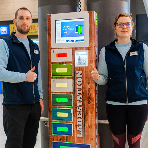 Zwei Mitarbeitende aus dem E center Warnow Park präsentieren einen praktischen Helfer.