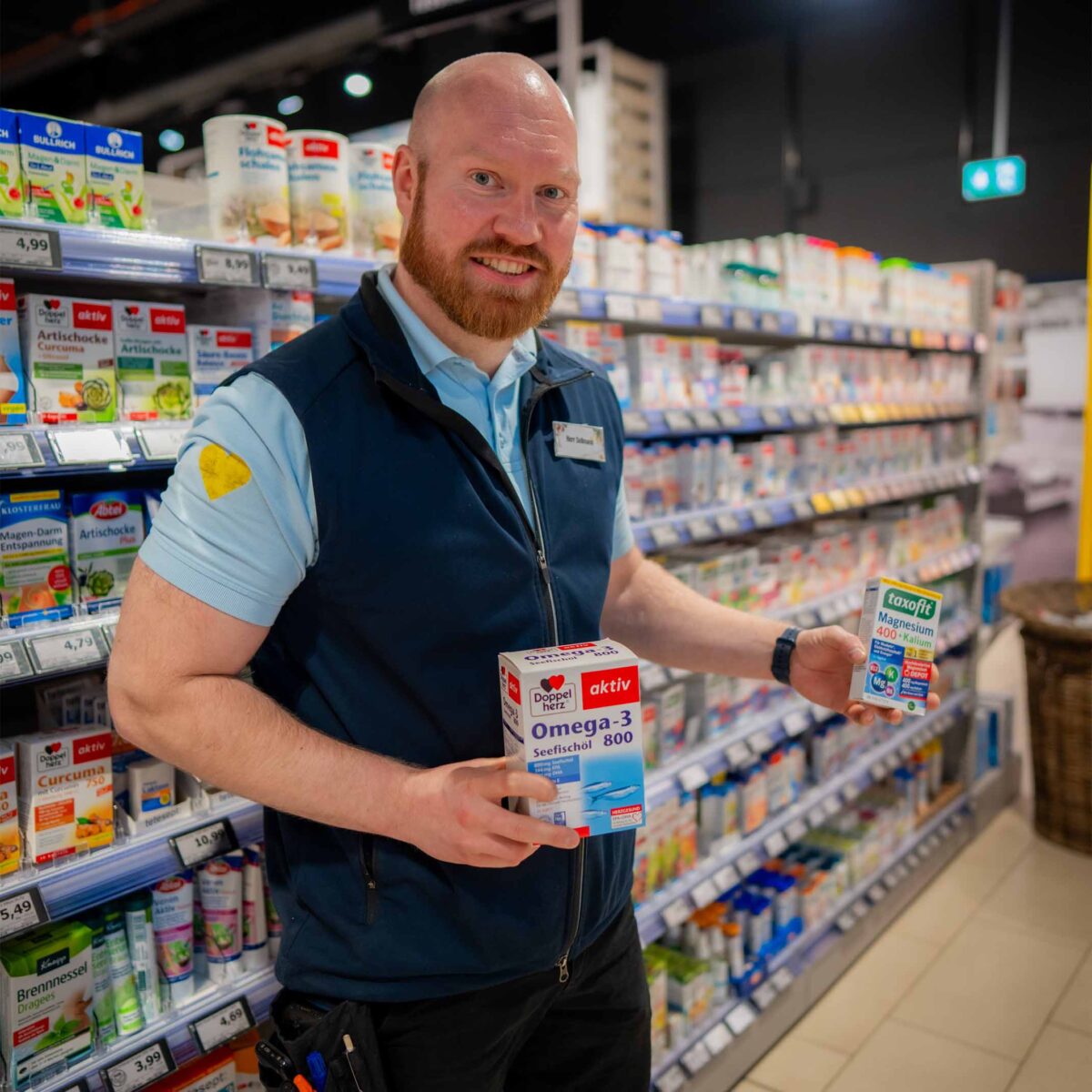 Mitarbeiter des E center Warnow Park präsentieren Functional Food Sortiment.