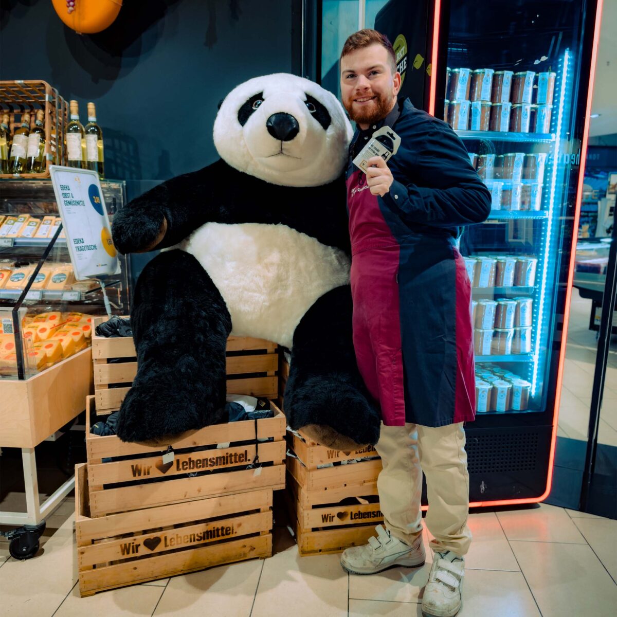 Mitarbeiter aus dem E center Warnow Park mit dem WWF Panda.