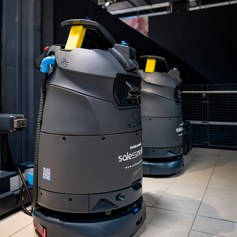 Roboter von salesmotion im E center Warnow Park