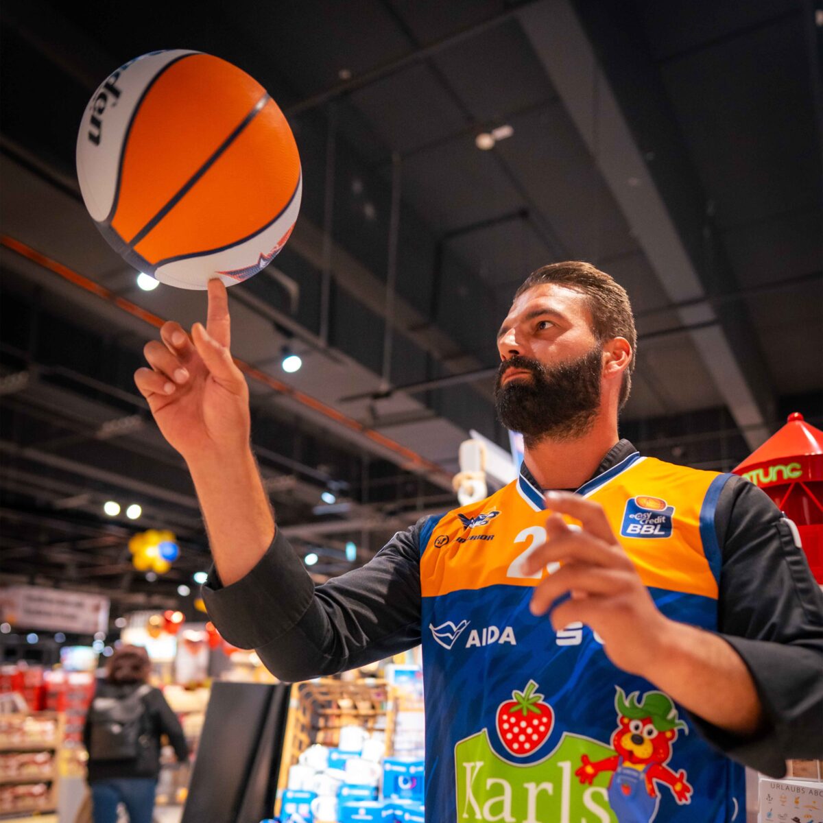 Der Fleischermeister aus dem E center Warnow Park führt einen Trick mit dem Basketball vor.