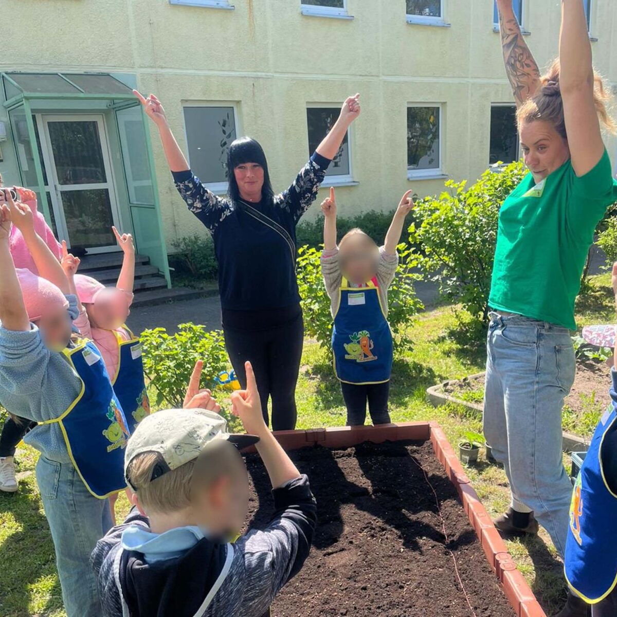 Julia Zimmermann vom E center Warnow Park bei Gemüsebeete für Kids.