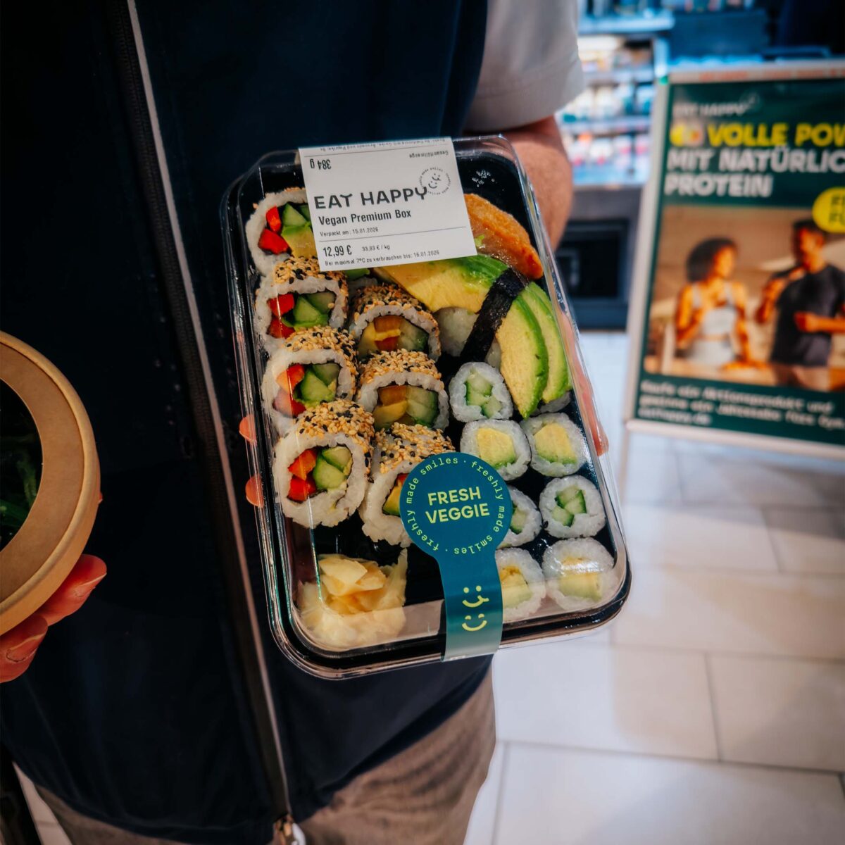 Mitarbeiter des E center Warnow Park präsentieren veganes Sushi.