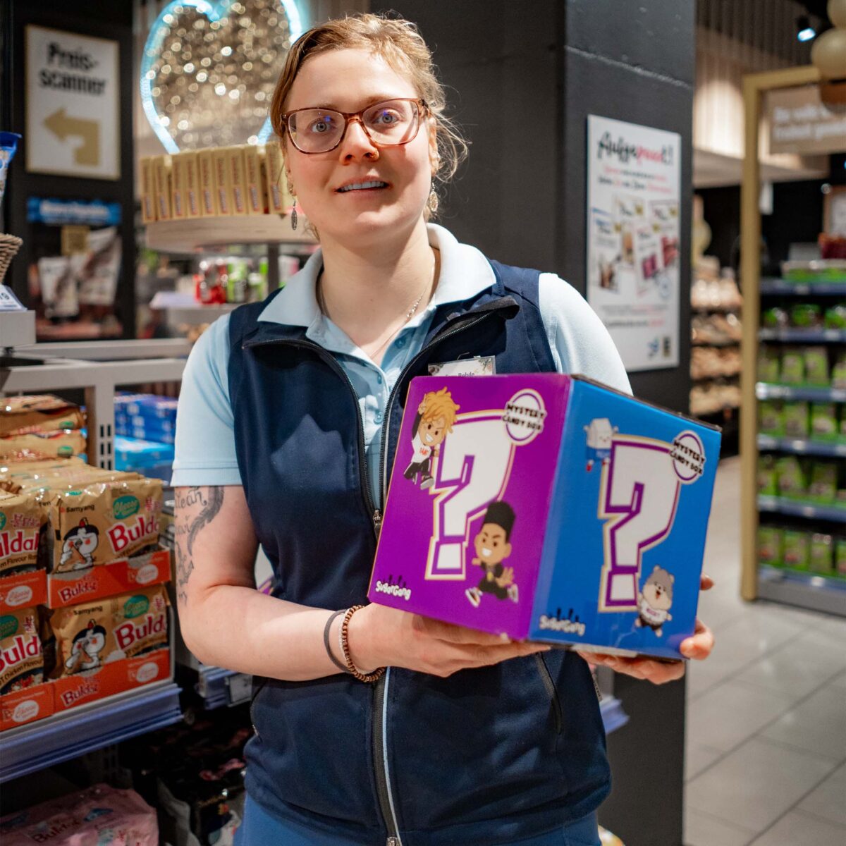 Mitarbeiterin des E center Warnow Park zeigt die Mystery Box von SugarGang.