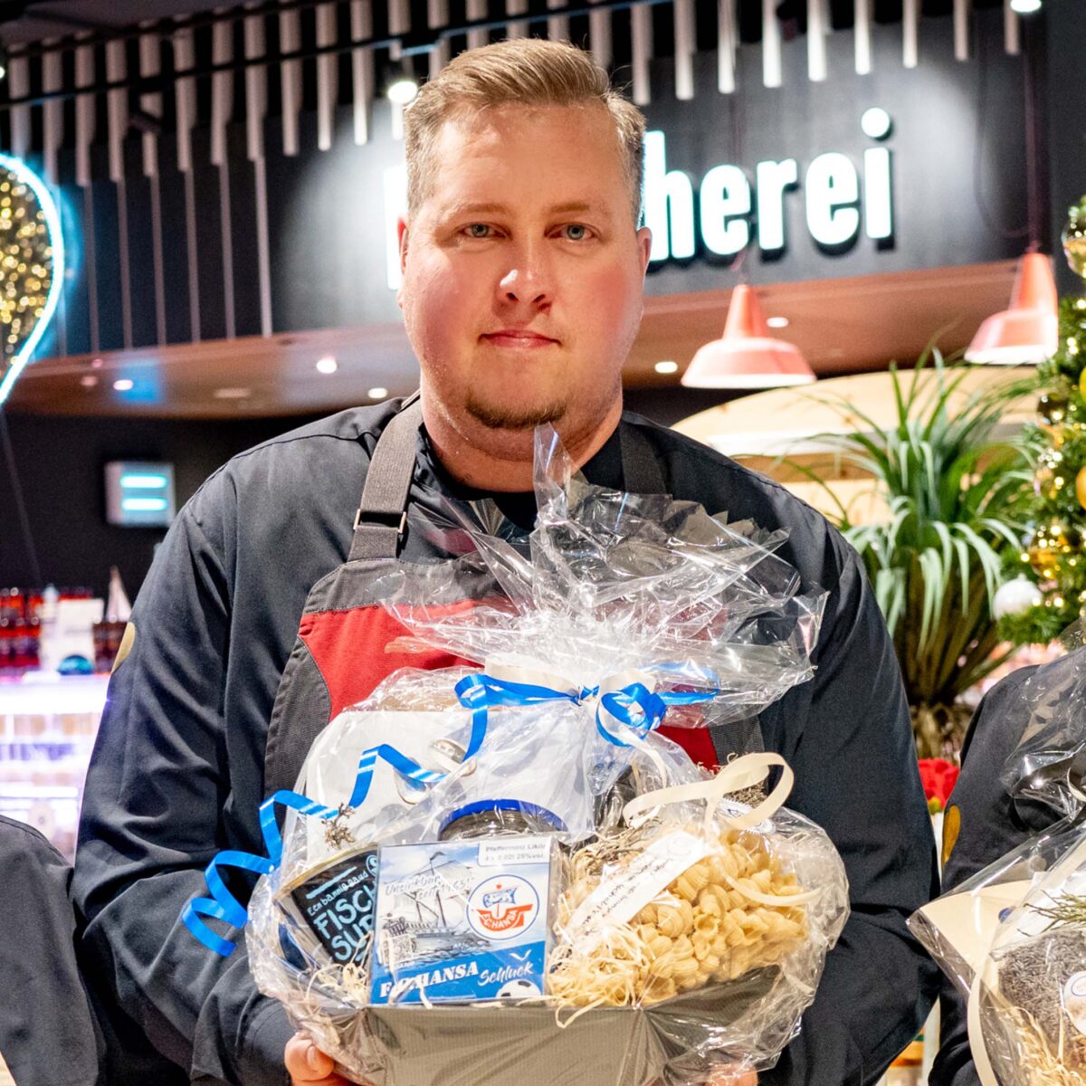 Mitarbeiter des E center Warnow Parks zeigt sein Präsent.