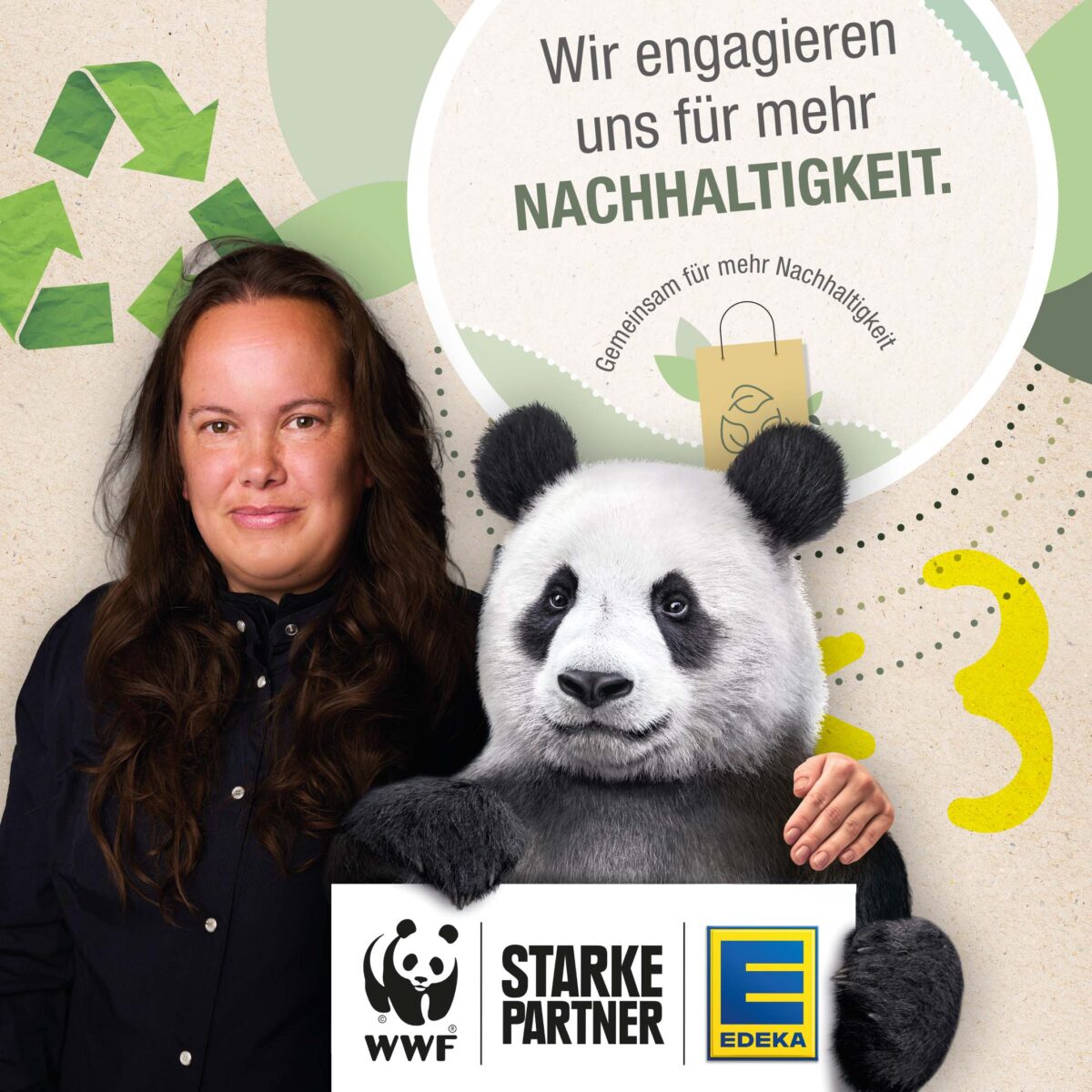 Mitarbeiterin aus dem E center Warnow Park mit dem WWF Panda.