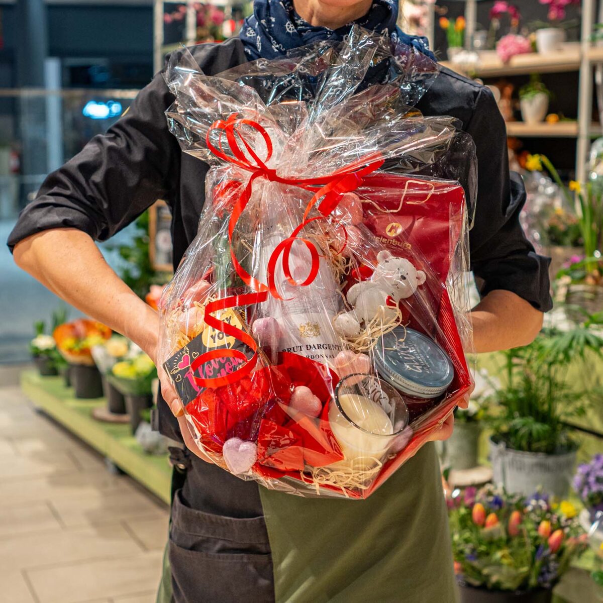 Mitarbeiterin präsentiert Geschenkkorb zum Valentinstag