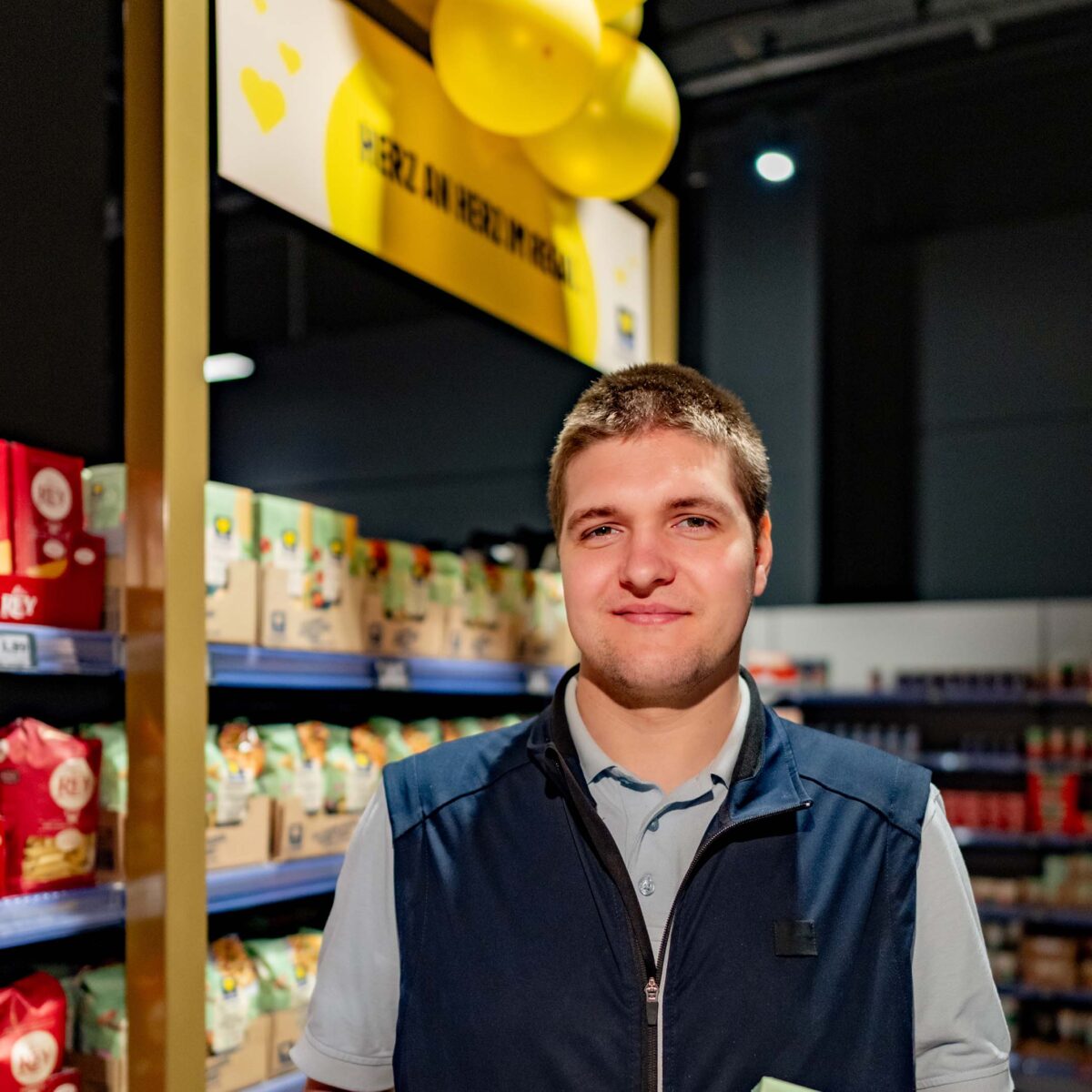 Goldene Rahmen als Orientierung für EDEKA Herzstücke im E center Warnow Park.
