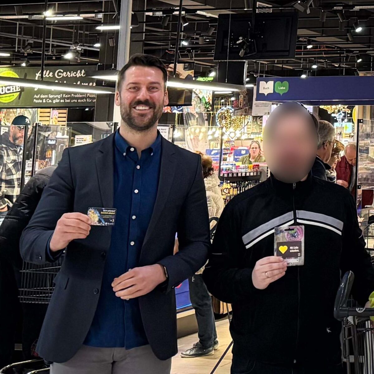 Geschäftsführer Stephan Cunäus mit einem Gewinner der E center Warnow Park Schnitzeljagd.