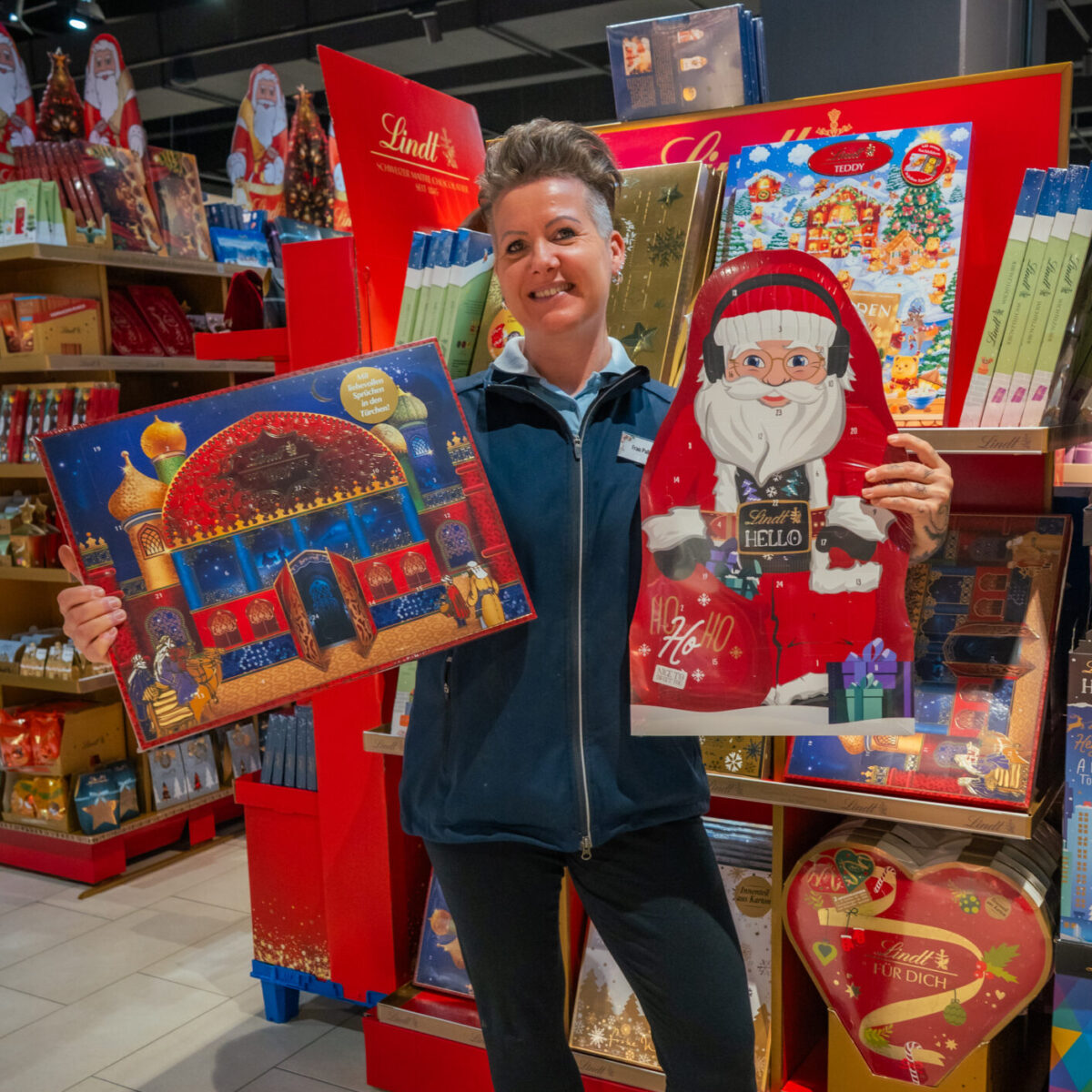 Mitarbeiterin des E center Warnow Parks zeigt fertige Adventskalender.